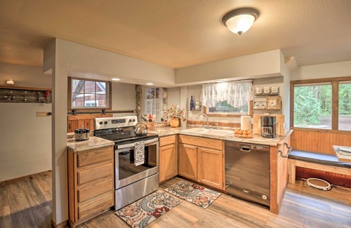 Mount Hood Village Cottage | Walk to Zigzag River: ‘The Sundance’ Cottage