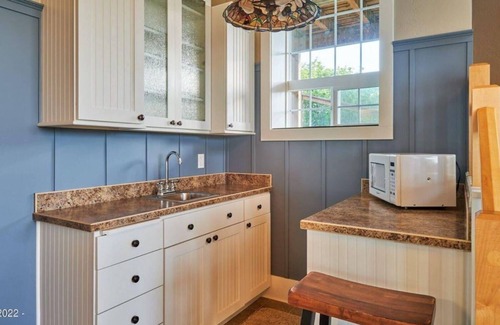 Newport House | Walkable to Beach, Bayfront, Breweries