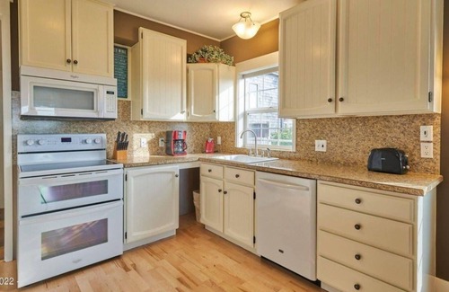 Newport House | Walkable to Beach, Bayfront, Breweries