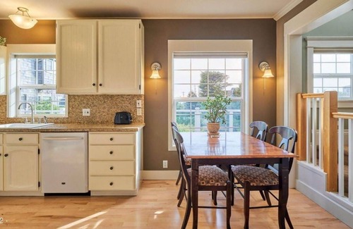 Newport House | Walkable to Beach, Bayfront, Breweries