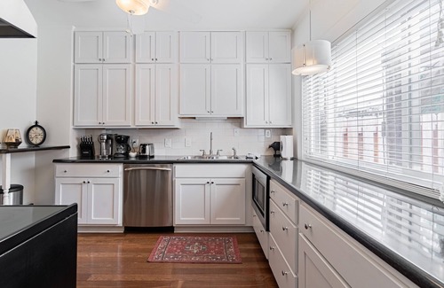 Dundee-Happy Hollow Historic District House | Walkable to Dinner, ☕️, UNMC 🏥! Cozy home in historic Dundee!