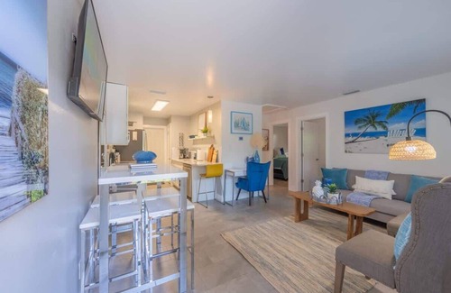 Gillespie Park Cottage | Walkable to Downtown and Parks Brand New Furniture