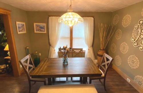 Downtown Niagara Falls House | WALNUT Beautiful 3 bedrooms house 1 mile from the falls!