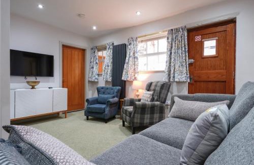 Buxton House | Walnut Cottage - Uk43995