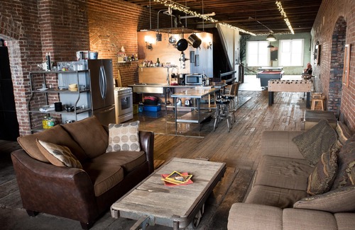 Downtown St. Louis House | Warehouse Hotel - Retreats & Groups St Louis & Event Space Sleeps Up to 80