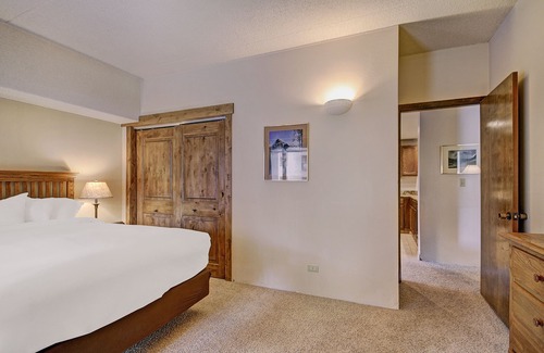 Peak 9 Condo | Warm 1br Slopeside Escape - Steps To Main St + Winter Fun! 1 Bedroom Condo by RedAwning