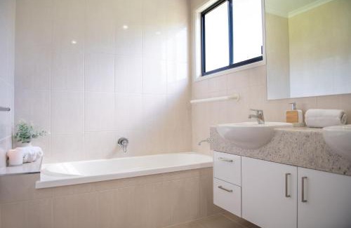 Airlie Beach House | Warren's Place on Airlie