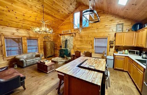 Butler House | Watauga Lake Retreat Cozy family cabin Sleeps 8