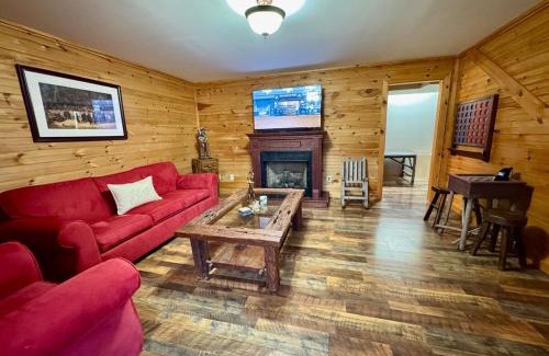 Butler House | Watauga Lake Retreat Cozy family cabin Sleeps 8