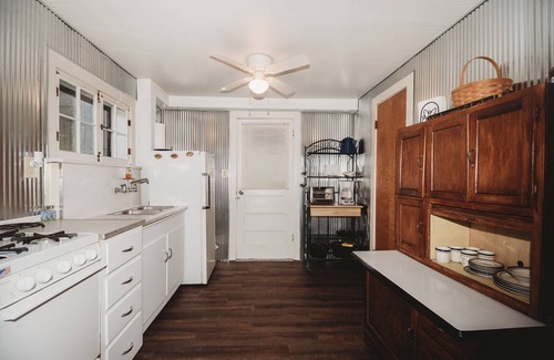 Brimfield Cottage | Water front cottage on beautiful Upper Long Lake