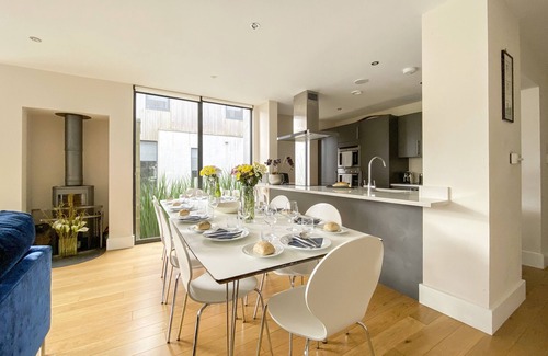 Cirencester House | Water Garden 7, Lower Mill Estate/Sleeps 8 plus 4 kids/Spa/Pools/Roof Terrace