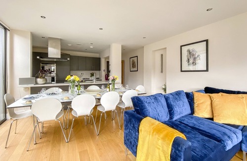 Cirencester House | Water Garden 7, Lower Mill Estate/Sleeps 8 plus 4 kids/Spa/Pools/Roof Terrace