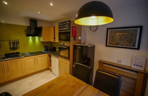 Abercwmboi House | Waterfall Lodge - Direct access to waterfall walks