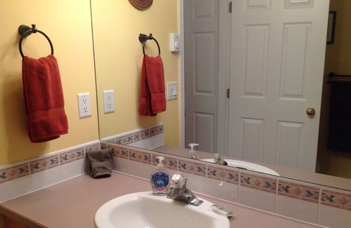 Okanagan-Similkameen Condo | Waterfront Luxury Condo With 3 Bedrooms And Pool