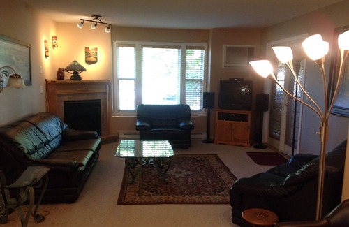 Okanagan-Similkameen Condo | Waterfront Luxury Condo With 3 Bedrooms And Pool