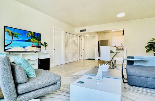 Eastern Shores Apartment | Waterfront 1BR Parking Walk to the Beach