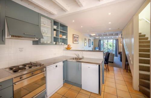 Akaroa Apartment | Waterfront 2-bedroom apartment with car park