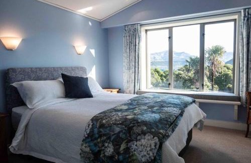 Akaroa Apartment | Waterfront 2-bedroom apartment with car park