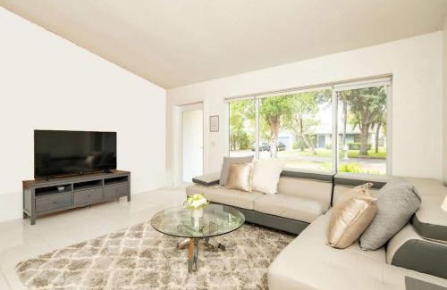 Pembroke Pines Villa | Waterfront 2-Story Villa with Heated Pool