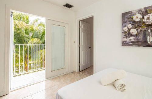 Pembroke Pines Villa | Waterfront 2-Story Villa with Heated Pool