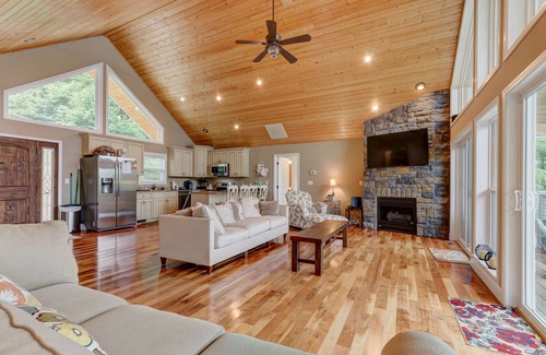 Jacksboro House | Waterfront, 2025 Tram, 2023 Dock, Sleeps 14, 3BR, 3.5 Bath, Wifi @ House & Dock