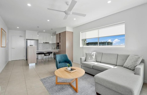 Birtinya Apartment | Waterfront 2brm resort style apartment