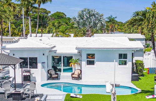 South New River Isles House | Waterfront Bungalow Heated Pool Pineapple Key