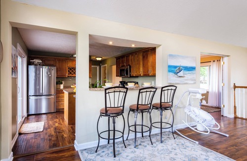Warsaw House | Waterfront Cabin w/A View! Large Family Retreat + Pet-Friendly