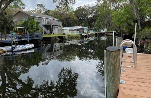 Weeki Wachee Gardens House | Waterfront-ClearKayak-Paddle Boards-BBQ-Beach Gear