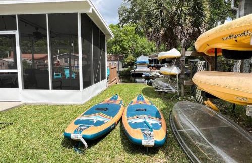 Weeki Wachee Gardens House | Waterfront-ClearKayak-Paddle Boards-BBQ-Beach Gear