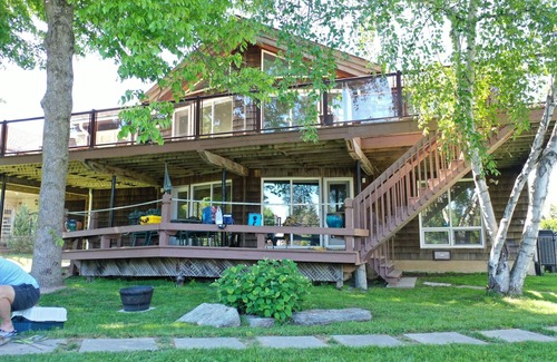 Lagoon City Villa | Waterfront Cottage 4 BD by GLOBALSTAY