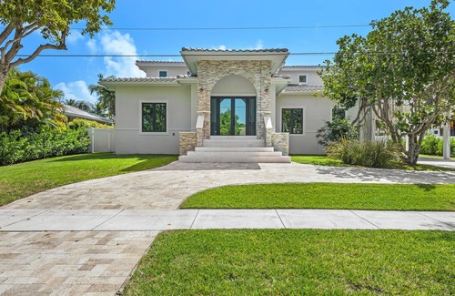South Lake House | Waterfront Heated Pool Game Room Cove Key Villas