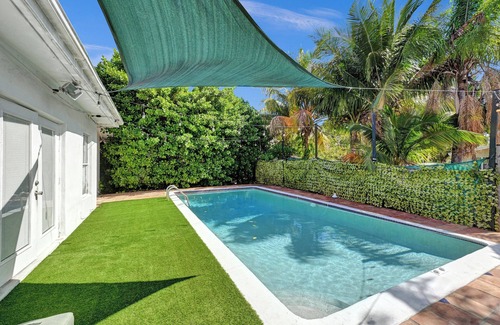 Ojus House | Waterfront huge Villa w/pool + tikibar + games