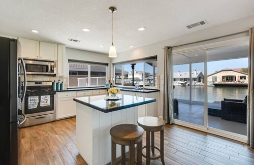 Spring Valley Lake House | Waterfront Lake House