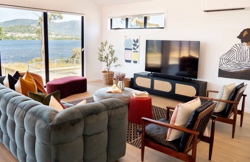 Austins Ferry House | Waterfront Luxury hideaway home/close to MONA art museum