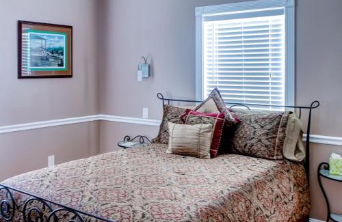 New Orleans East Area Villa | Waterfront NOLA Villa 23 Mi to French Quarter!