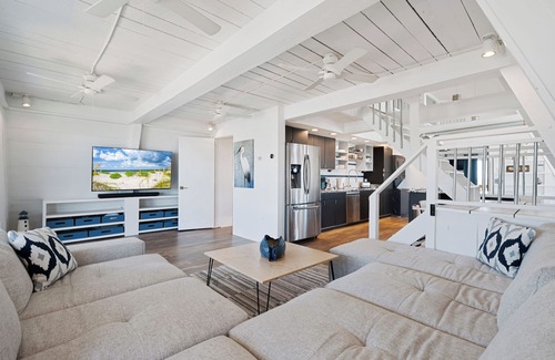 Silver Cay Cottage | Waterfront/Nostalgic Beach Cottage