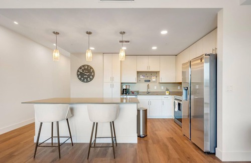 Central Sarasota Condo | Waterfront Relaxation - Modern Comfortable Condo