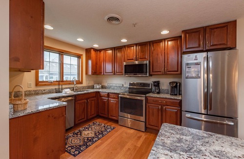 Waterfront Greens House | Waterfront Retreat: Lakefront, Golf Area, Indoor Pool, Dock Slip!