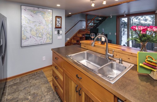 Bellingham Cottage | Waterfront Romantic Chuckanut Bay Cottage with Beach