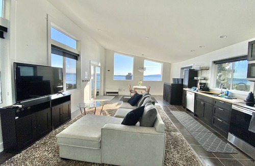 Chemainus House | Waterfront suite with large deck and private hot tub