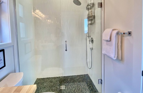 Chemainus House | Waterfront suite with large deck and private hot tub