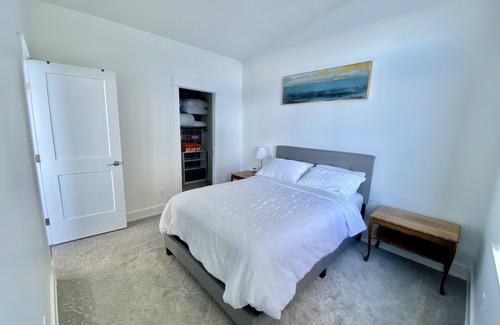 Chemainus House | Waterfront suite with large deck and private hot tub