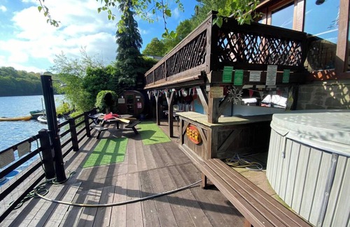 Horton Cabin | Waters edge boathouse Rudyard lake short breaks kayaks fishing hottub n