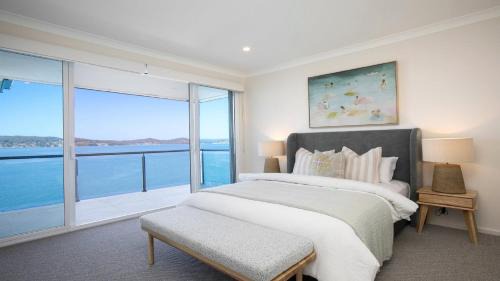 Point Clare House | Waters Edge - Point Clare - Pool - Spa - Private Jetty