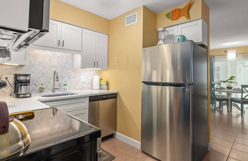 Sarasota Condo | WE ARE OPEN FOR BUSINESS , walk to the beach and st Armand circle