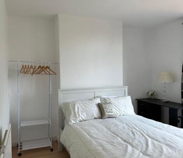 Rogerstone Apartment | Week and Month Stays 3 Bed Flat and Cinema Room