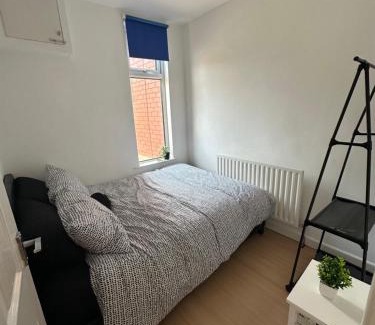 Rogerstone Apartment | Week and Month Stays 3 Bed Flat and Cinema Room