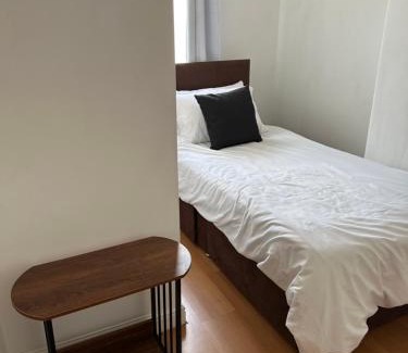 Rogerstone Apartment | Week and Month Stays 3 Bed Flat and Cinema Room