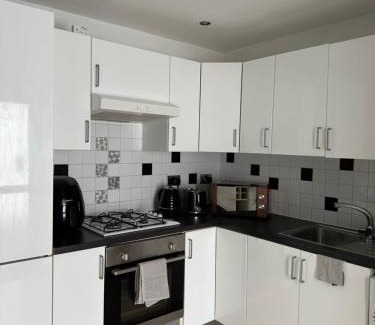 Rogerstone Apartment | Week and Month Stays 3 Bed Flat and Cinema Room